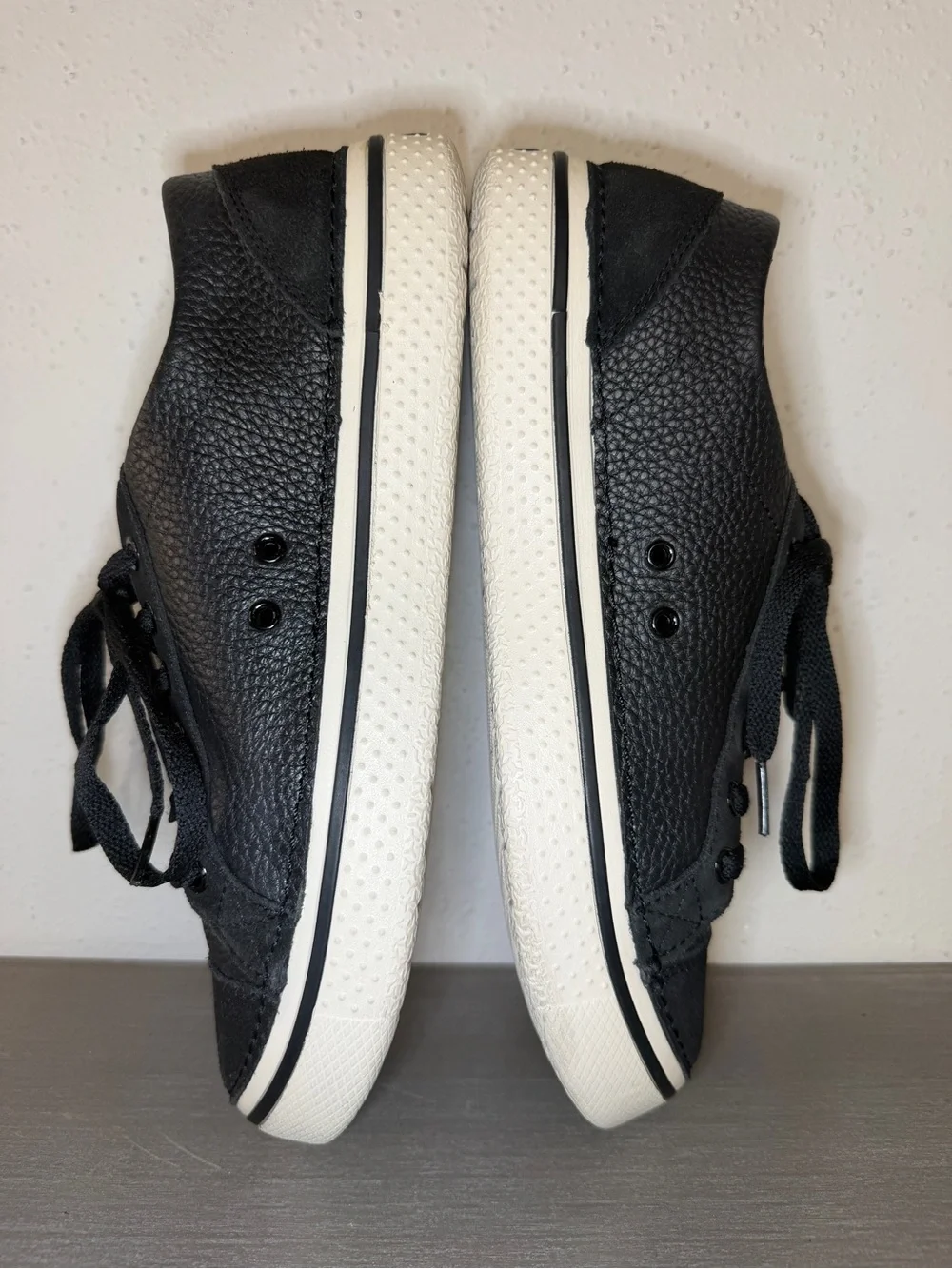Crocs Hover Lace Up Black Pebbled Leather Sneakers Men Size 9 Women Size 11 GUC